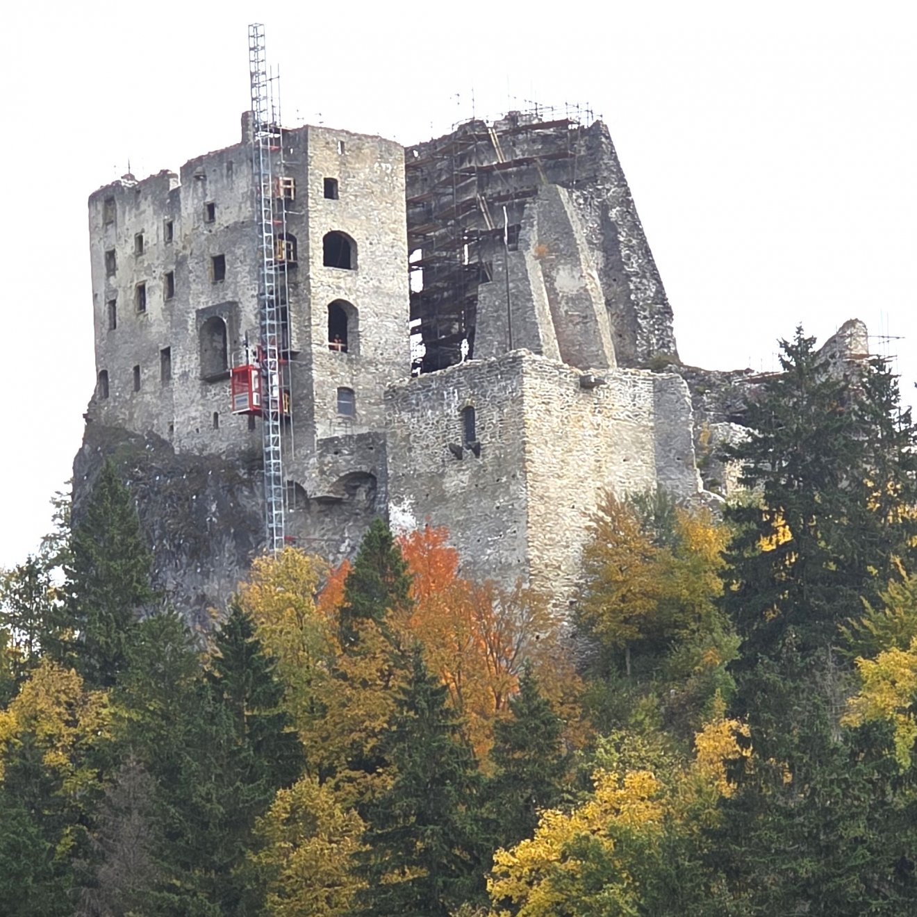 Likavský hrad v jesennom šate