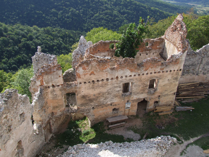 Hrad Uhrovec Hospodarska budova – strecha_3