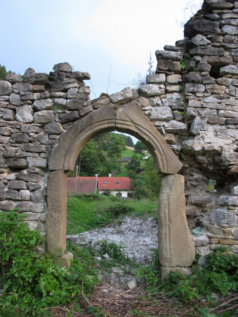 2011 Zrúcanina kostola Liptovská Anna vyčistená Obnova s.r.o.